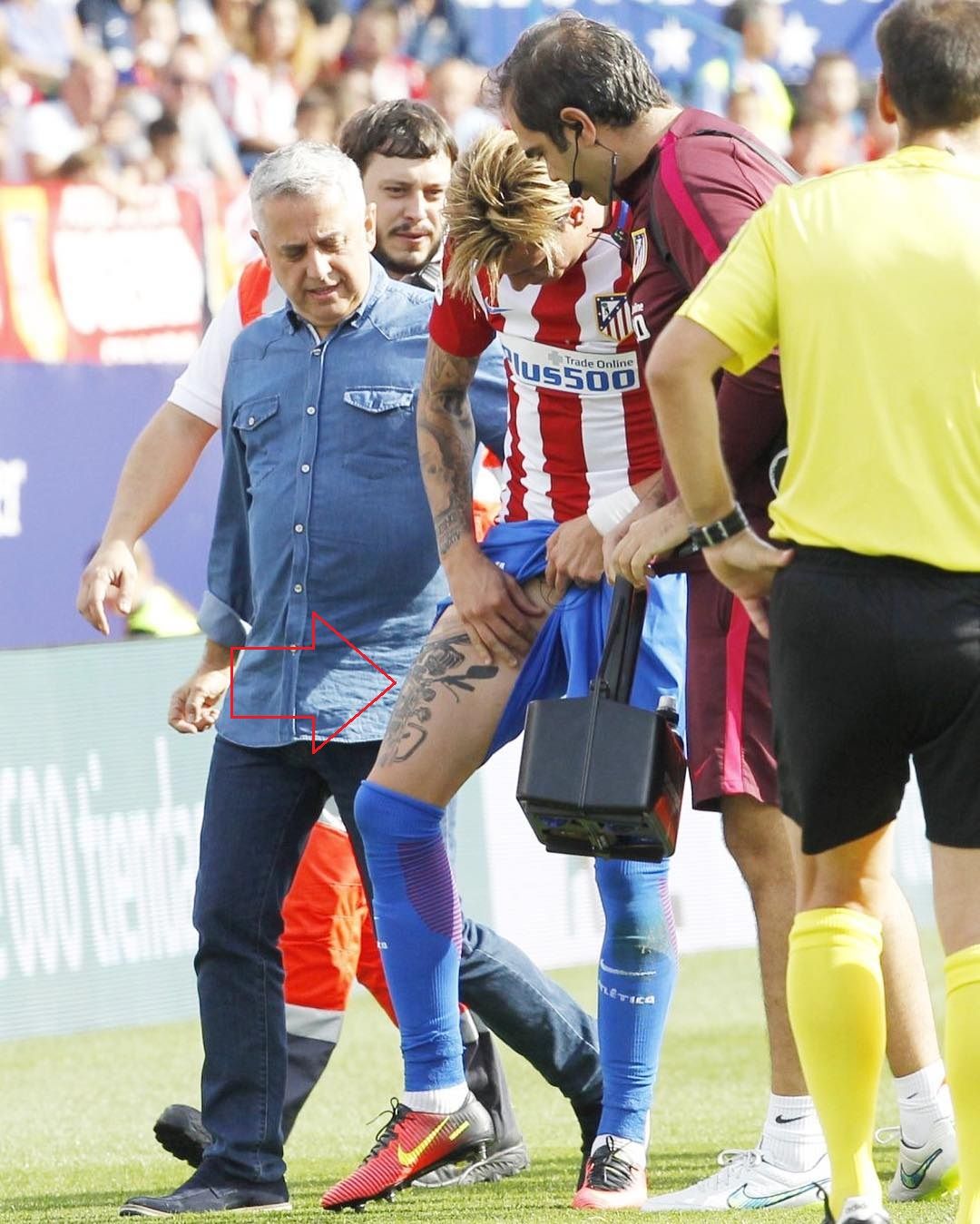Jose Gimenez tatuaggio sulla coscia destra