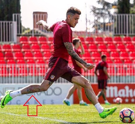 Jose Gimenez tatuaggio gamba destra 01