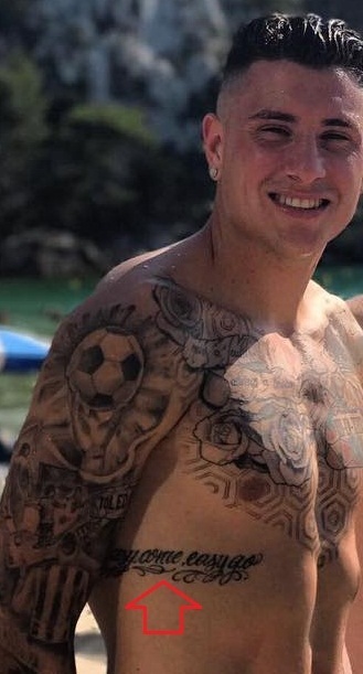 Tatuaggio con citazione sul lato destro di Jose Gimenez