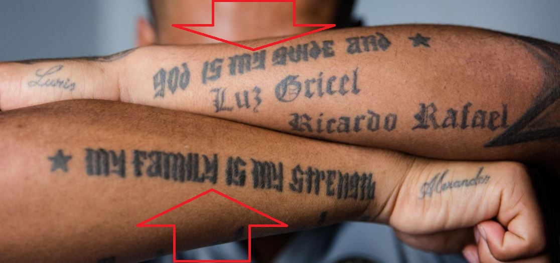 Josef citira tetovažu na rukama