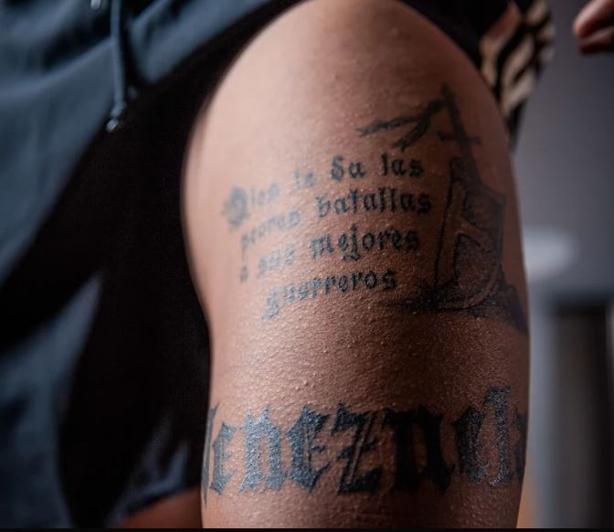 Josef tetovaža na bedrima