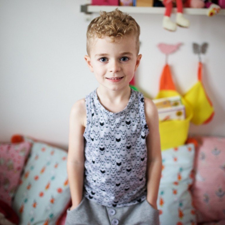 Coafurile copiilor sunt băieți mici cu tăieturi scurte și cret