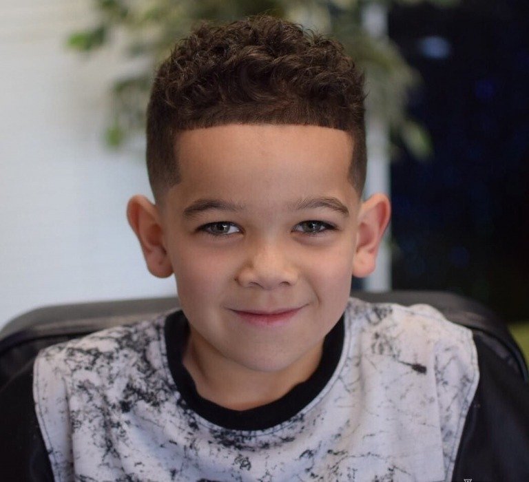 Băieți cu părul creț tuns scurt exact