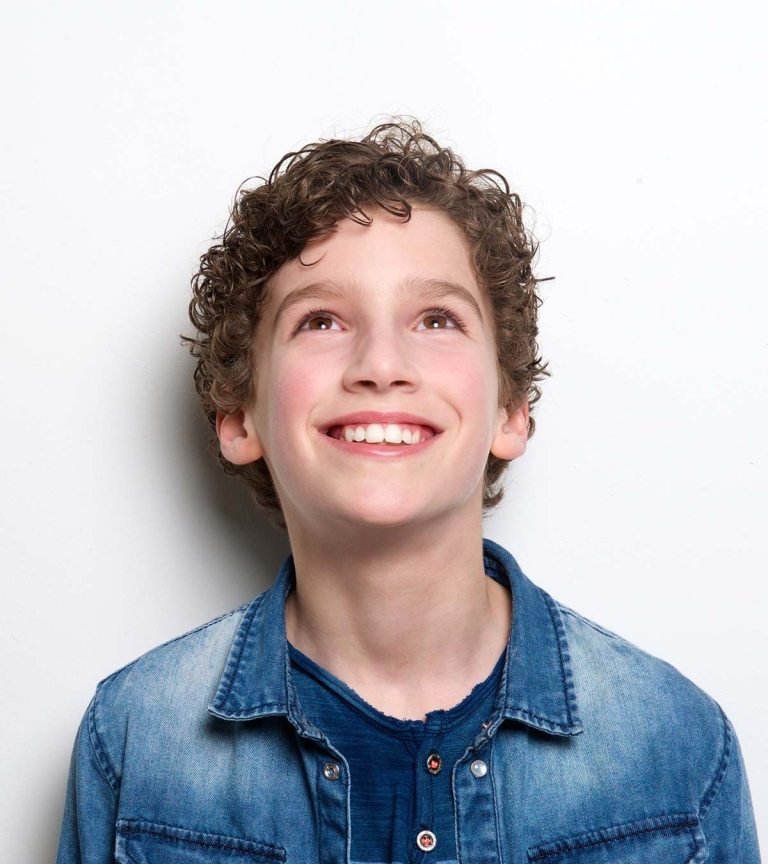 Băieți cu părul creț bob scurt vârsta școlară pentru copii