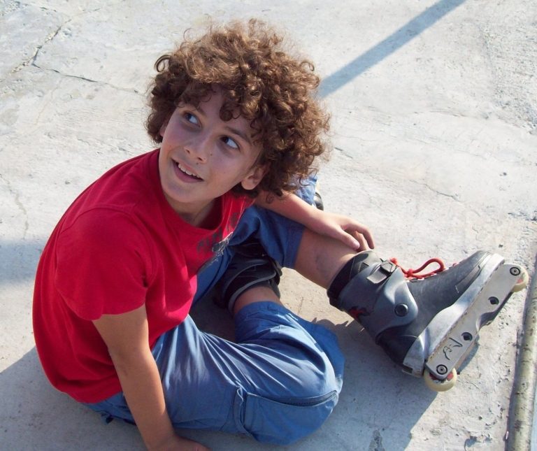 Băieții cu bucle stilează părul lung