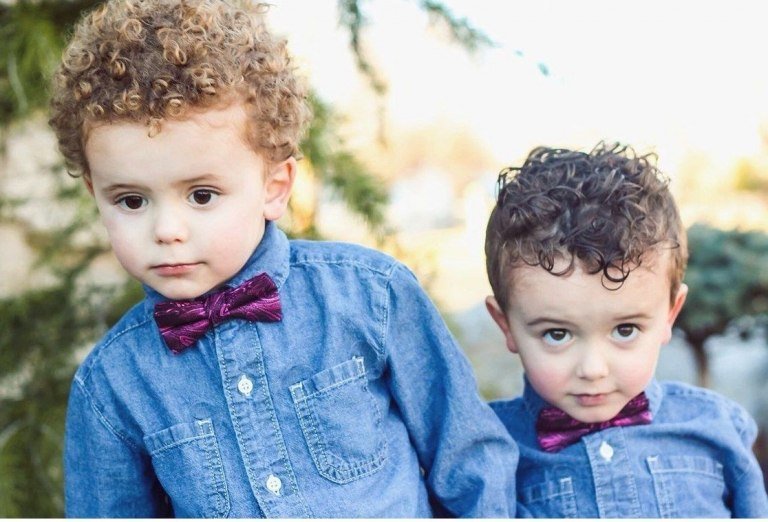 Coafurile copiilor au lovit băieții mici cu bucle
