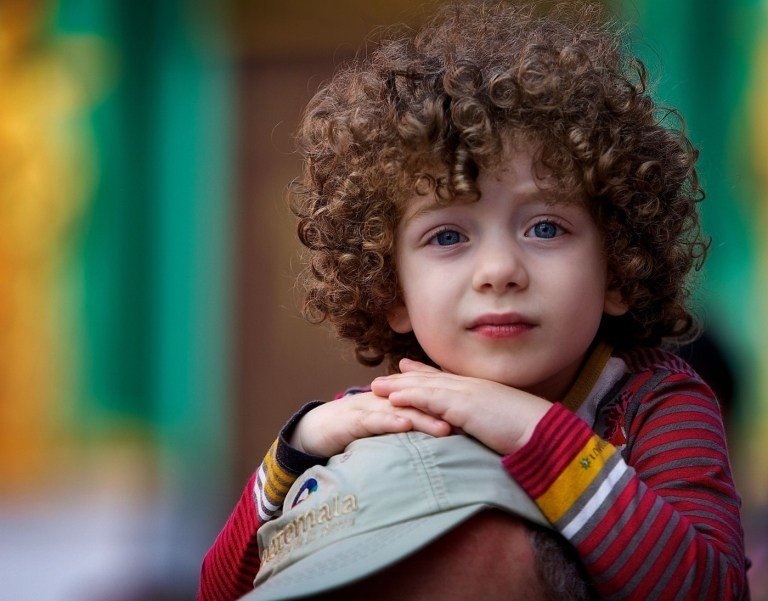 Coafura cretă a lui Guy, tăiată rotunjită pe jumătate