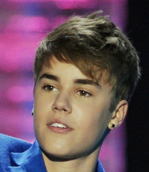 Justin-Bieber auskarų vėrimas