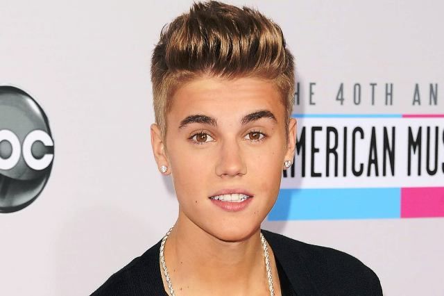Justino Bieberio auskarų vėrimas