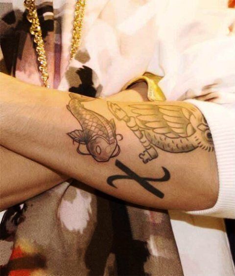 Justin Bieber tatouage avant-bras symbole du Christ