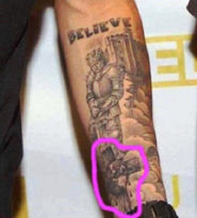 Tatouage de globe de Justin Bieber