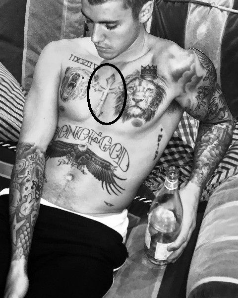 Justin Bieber tatouage poitrine croix