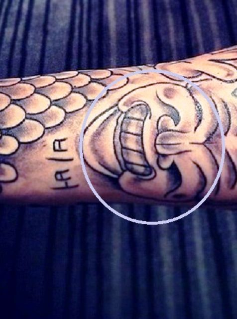 Tatouage de masque coréen Justin Bieber