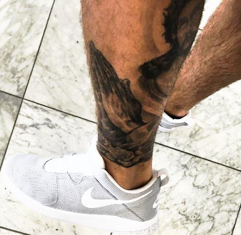 Justin Bieber tatouage mains jointes