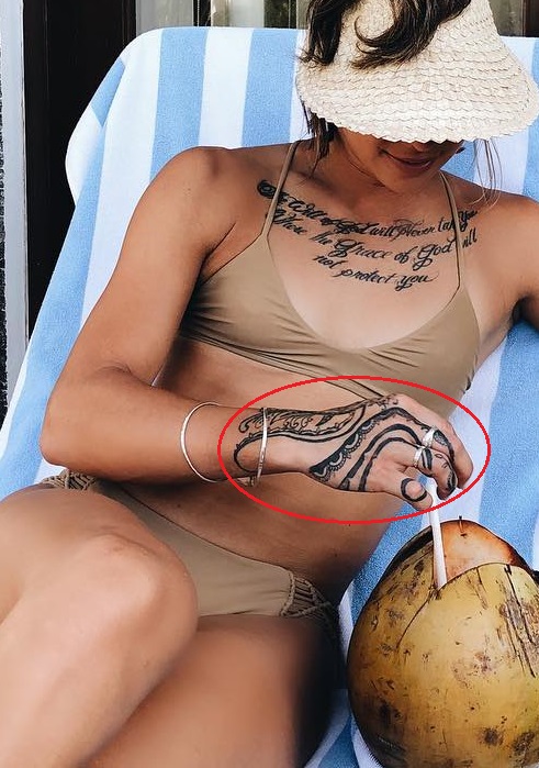 Tatuaggio mano destra Kailin Curran