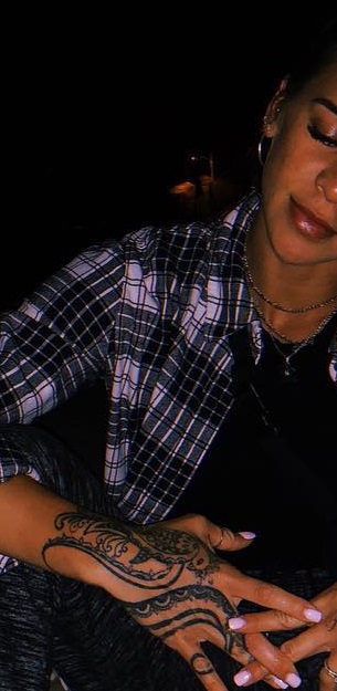 Tatuaggio mano destra Kailin Curran