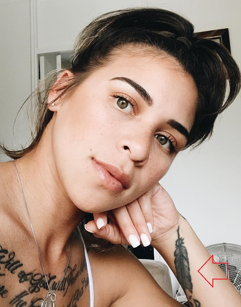 Kailin Curran braccio sinistro all'interno del tatuaggio