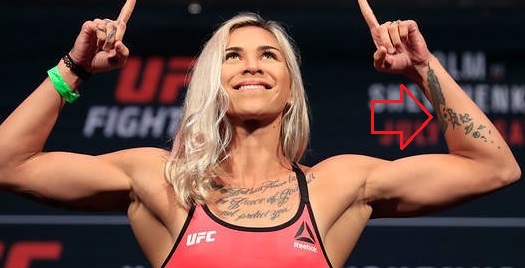 Kailin Curran braccio sinistro all'interno del tatuaggio