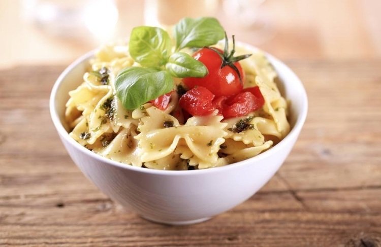 Mâncăruri reci de luat pentru pastele italiene de birou