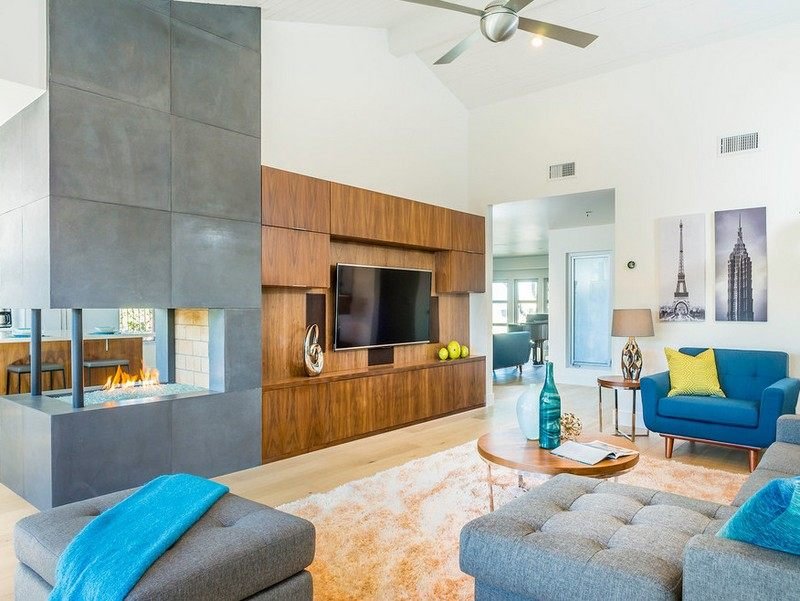 Semineu-mobilier-camera-beton-lemn-perete-unitate covor shaggy