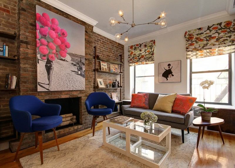 Șemineu-mobilă-cameră-albastru-scaune-tapițate-perete-cărămidă-netratate