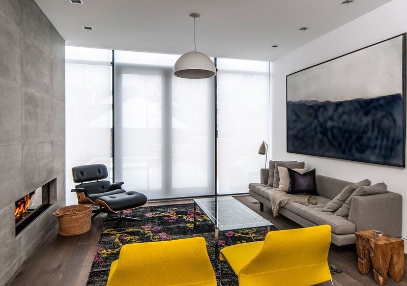 Șemineu-mobilier-cameră-idei-covor-model-floral-galben-fotoliu