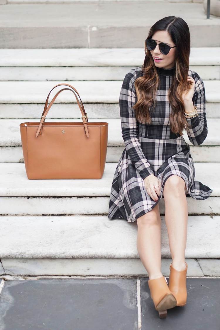 Rochie de moda cu carouri cu croiala clasica in negru si bej Modă în carouri -rochie-bej-negru-maro-toamnă