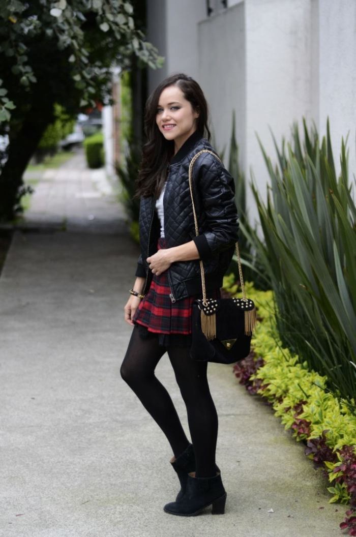 Geacă matlasată cu fustă cu carouri în negru și roșu Geacă-matlasată-cu-fustă-carouri