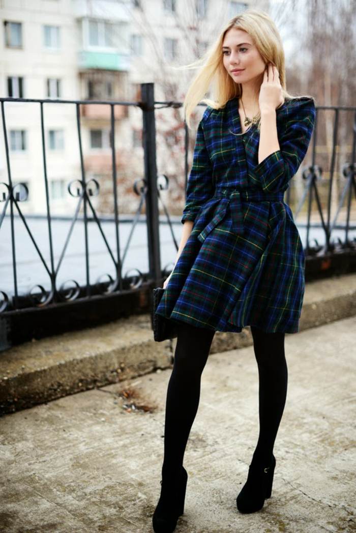 haina neagră și albastră cu pantofi negri haina-cu-carouri-cu-pantofi-cu-platforma