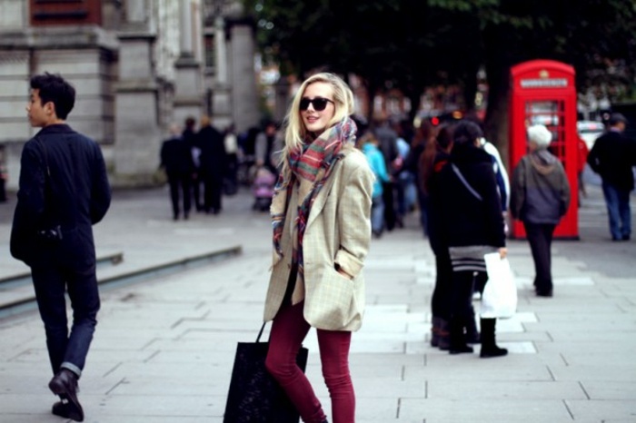 verificare ușoară sub o eșarfă mai întunecată Eșarfă-blazer cu carouri și dungi bej