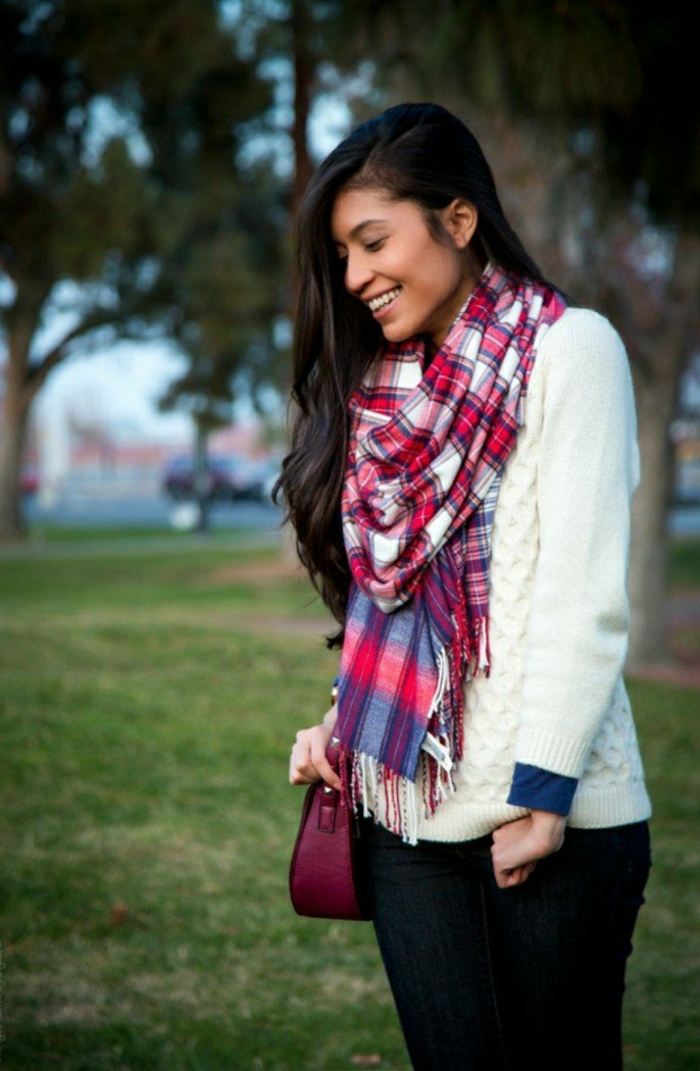 cum se combină moda în carouri Pulover-tricotat cu eșarfă cu carouri