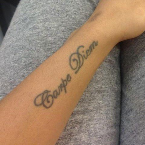 Tatouage d'écriture latine de Karis Anderson