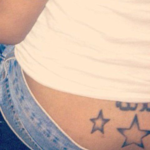 Karis Anderson Stars sur le tatouage du bas du dos