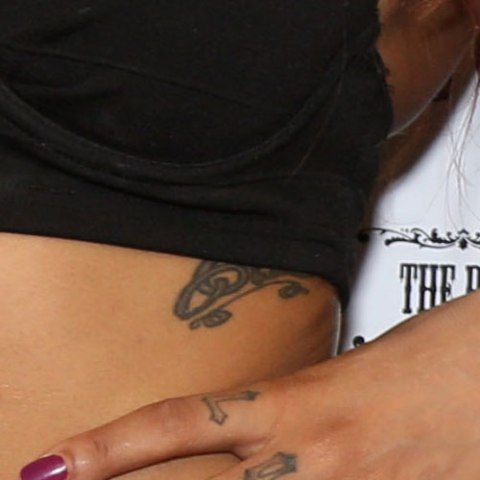 Tatouage de la cage thoracique de Karis Anderson