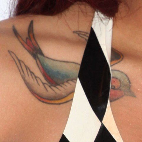 Tatouage d’oiseau sur la poitrine de Karis Anderson