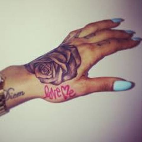 Karis Anderson tatouage rose en niveaux de gris et amour moi