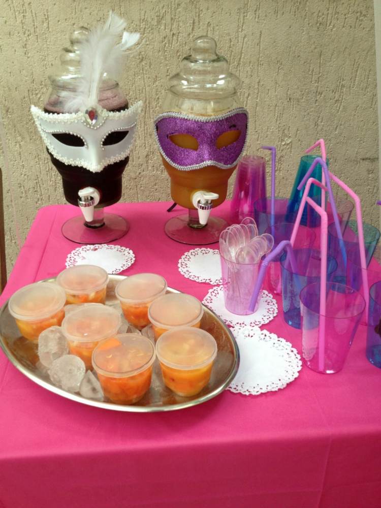 Decoratiuni de masa pentru carnaval Idei de decorare amuzante pentru carnaval