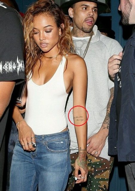 Karrueche Tran écrit sur l'avant-bras
