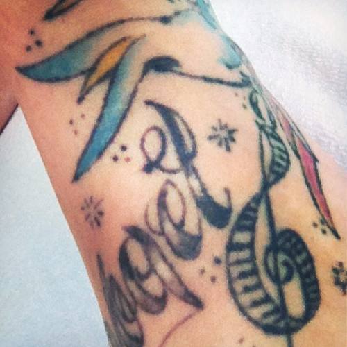 Katie Waissel - tatouage d'oiseau