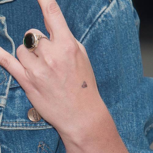 Katie Waissel - tatouage coeur