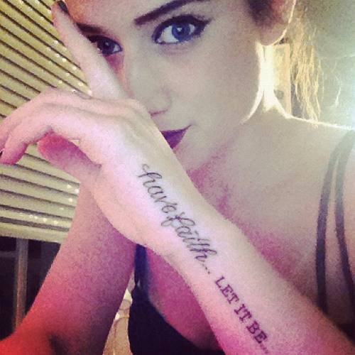 Katie Waissel - ayez le tatouage de la foi