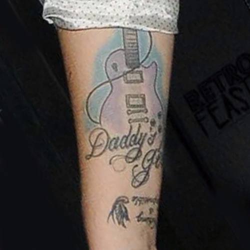 Katie Waissel - Tatouage de guitare sur le bras