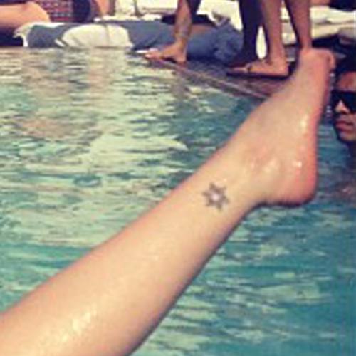 Katie Waissel - Tatouage étoile à la cheville