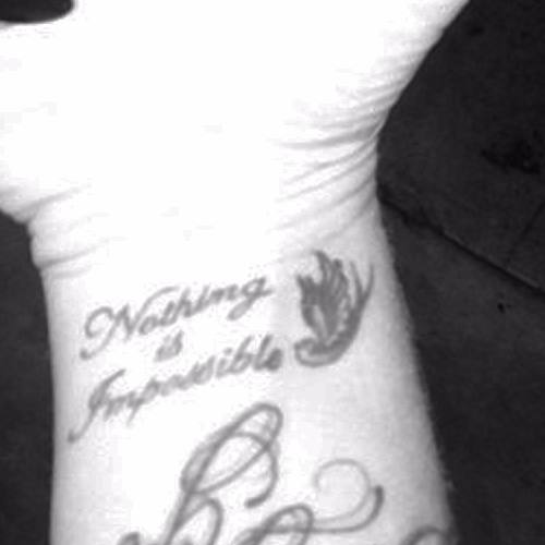 Katie Waissel - tatouage au poignet
