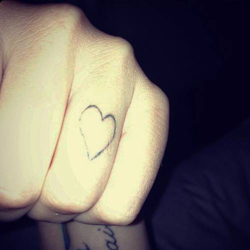 Katie Waissel - tatouage de coeur sur le doigt