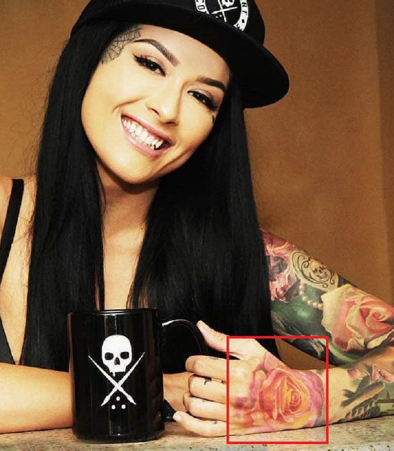 Katrina Jade-Rose-Main-tatouage