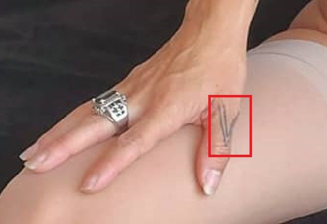 Katrina Jade-Pouce droit-tatouage