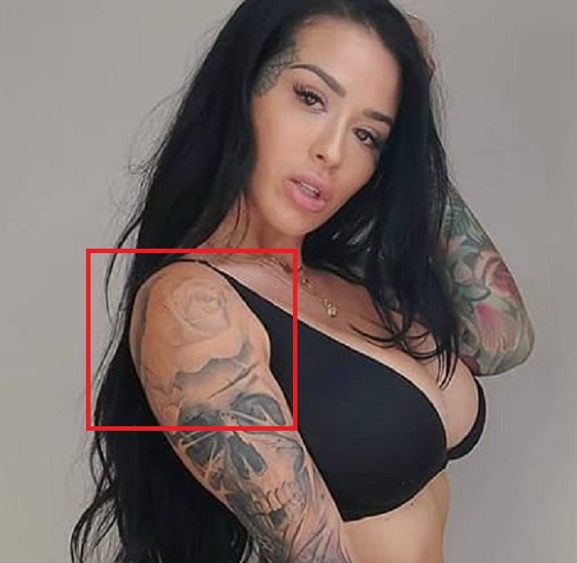 Katrina Jade-Rose-tatouage-épaule