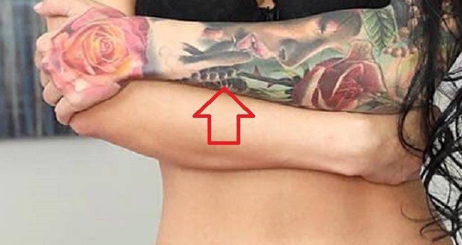 Katrina Jade-Bras-Tattoo-Gauche-Bras