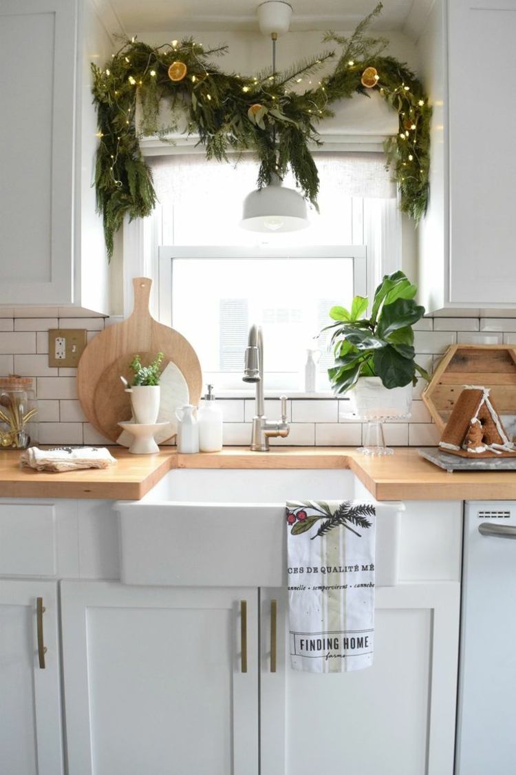 Bucătărie Crăciun decora design fereastră ghirlandă brad lanț luminos verde